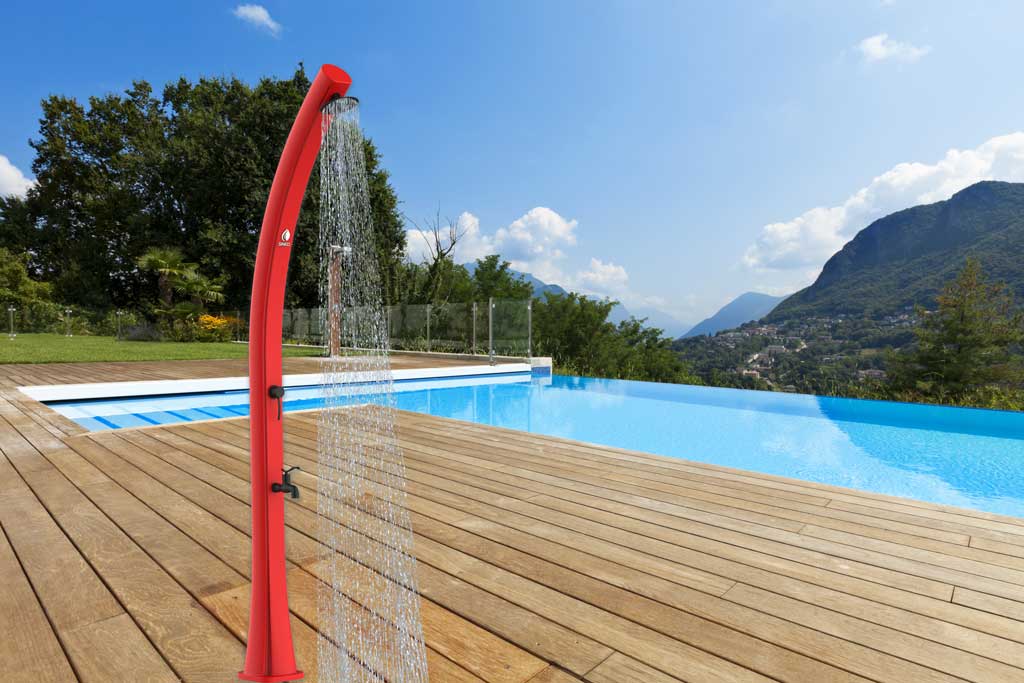 ducha exterior en la piscina Foto de stock 154657433