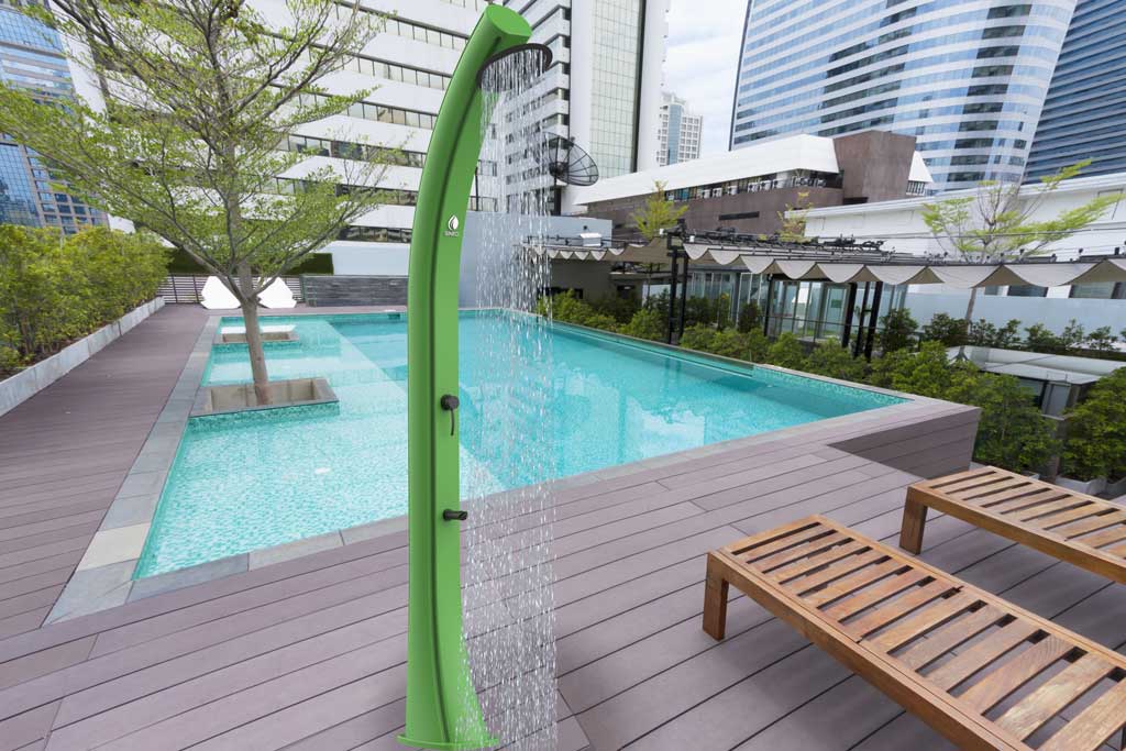Diseño exterior de ducha exterior en jardín de villa con piscina