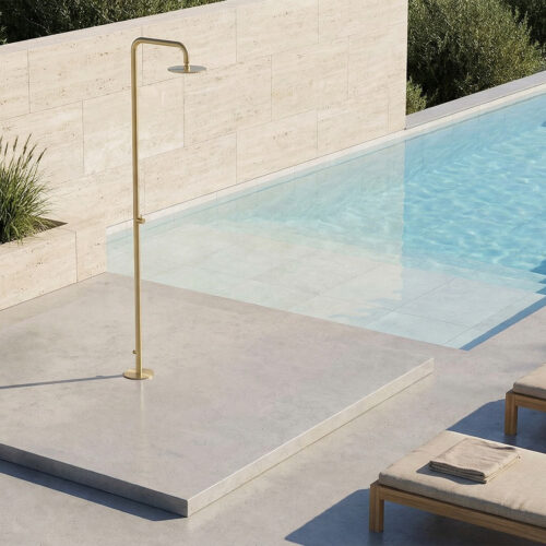 Ducha exterior color oro en acero inoxidable AISI 316L con diseno moderno y fijación segura