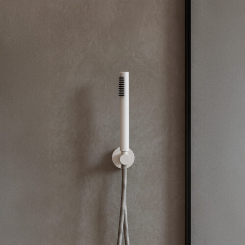 Doccetta blanca en acero 316L con attacco universal resistencia y diseno moderno