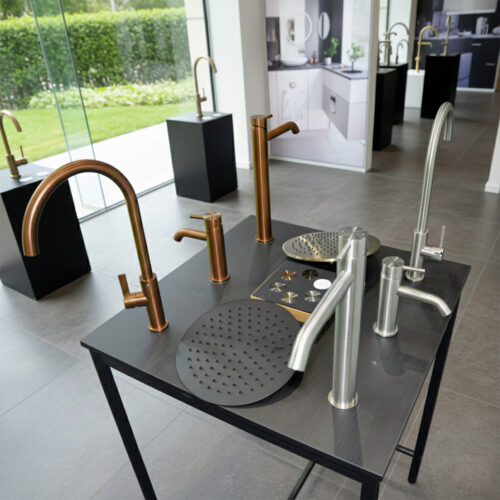 Espositorio negro de madera con grifería de acero inoxidable 316L completa