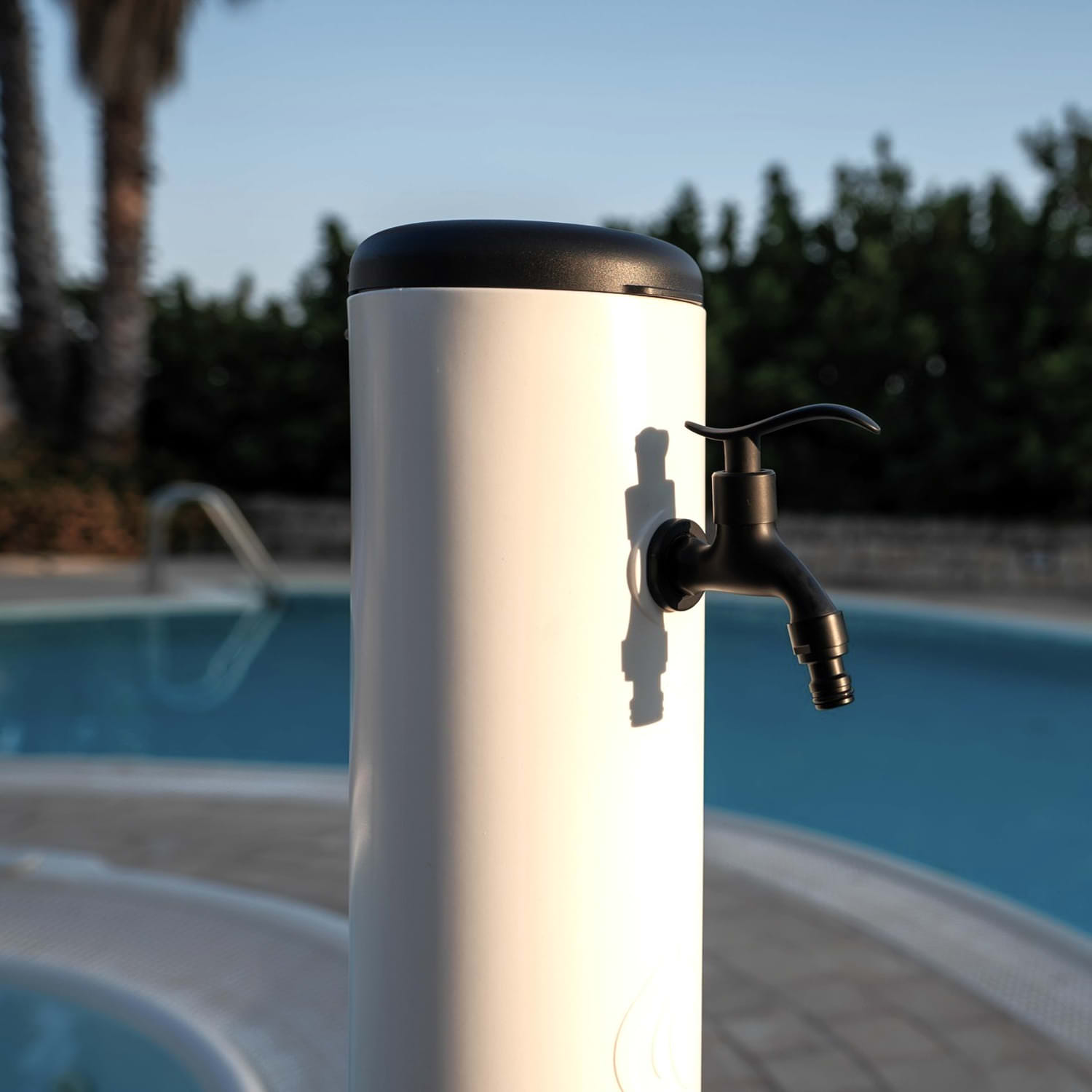Fuente de jardín blanca de polietileno HD con grifo y rejilla de aluminio - Imagen 4